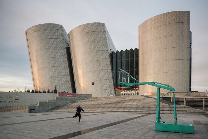 Fotos de uma Cidade Fantasma Chinesa por Raphael Olivier - Ordos é uma cidade fantasma no estado chinês da Mongólia Interior. Sim, as fotos que você vai ver abaixo são de uma enorme cidade fantasma chinesa. Mas, como que isso pode acontecer nos dias de hoje? Parece complicado mas nem é de verdade.