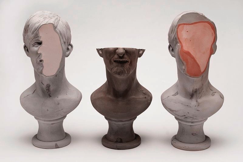 Christina West é uma artista americana baseada em Atlanta cujo trabalho de esculturas é inspirado pelo classicismo mas isso apenas acontece na superfície. Por baixo de anatomia, esses bustos são marcados por cores fortes e pedaços partidos.