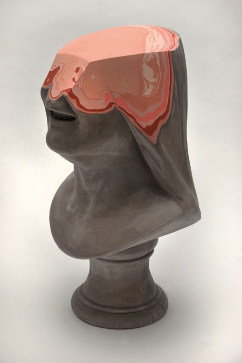 Christina West é uma artista americana baseada em Atlanta cujo trabalho de esculturas é inspirado pelo classicismo mas isso apenas acontece na superfície. Por baixo de anatomia, esses bustos são marcados por cores fortes e pedaços partidos.