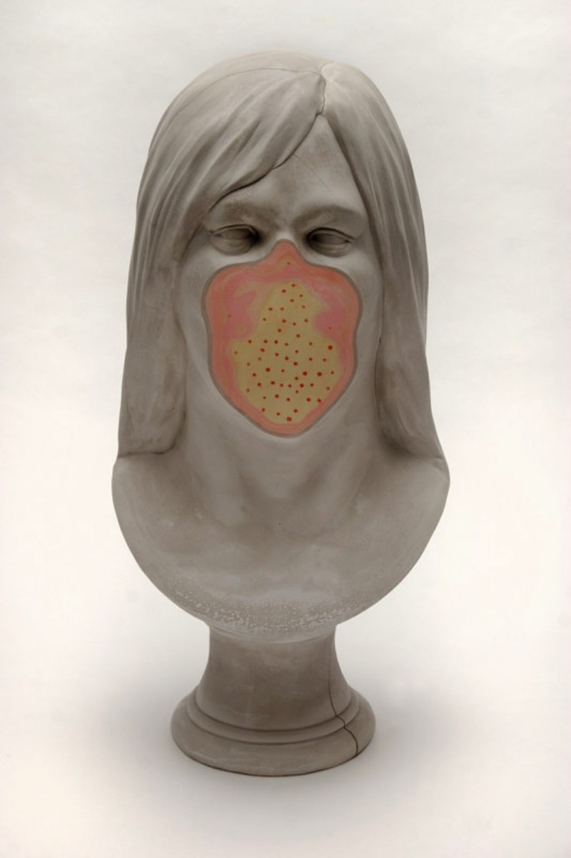Christina West é uma artista americana baseada em Atlanta cujo trabalho de esculturas é inspirado pelo classicismo mas isso apenas acontece na superfície. Por baixo de anatomia, esses bustos são marcados por cores fortes e pedaços partidos.