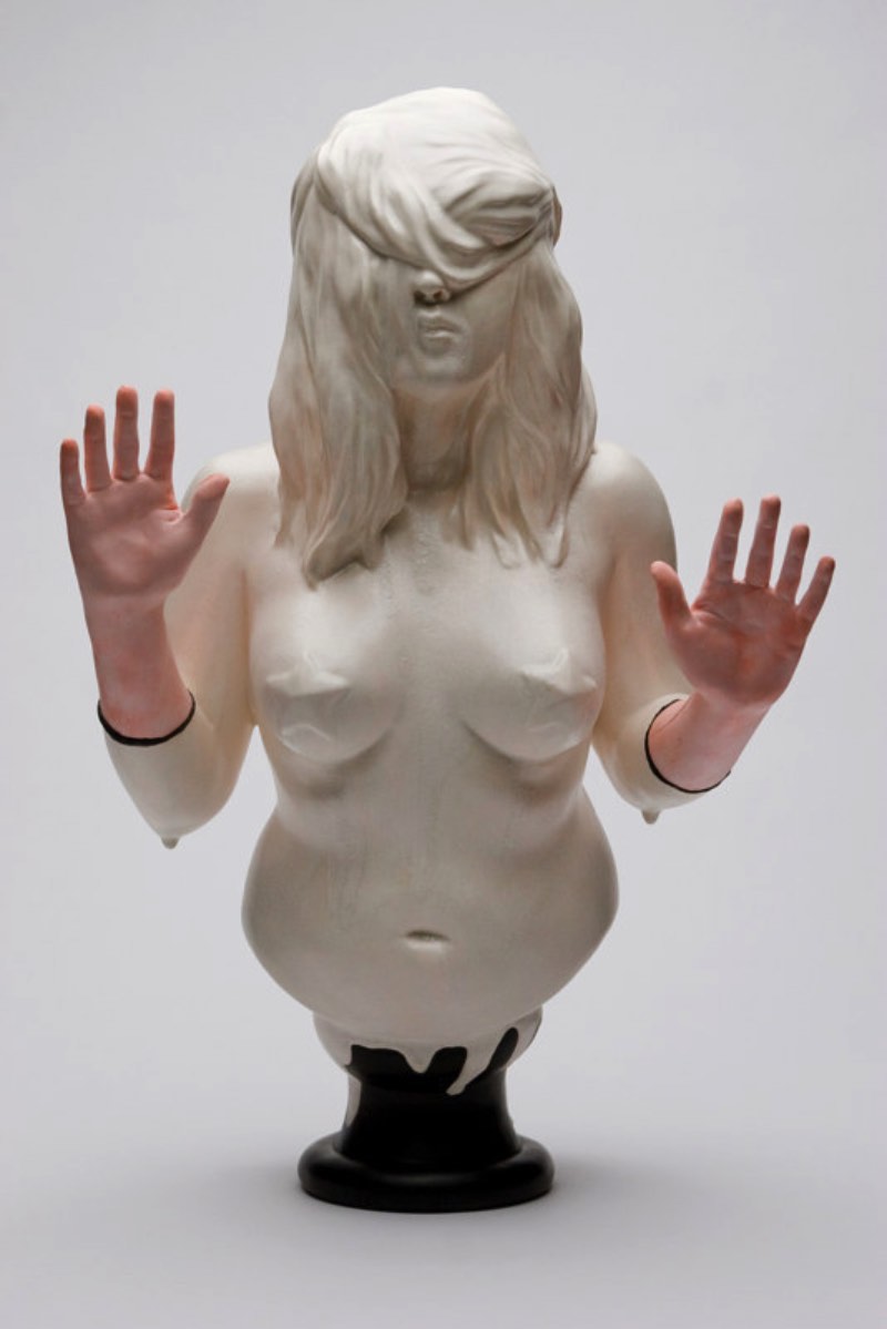 Christina West é uma artista americana baseada em Atlanta cujo trabalho de esculturas é inspirado pelo classicismo mas isso apenas acontece na superfície. Por baixo de anatomia, esses bustos são marcados por cores fortes e pedaços partidos.