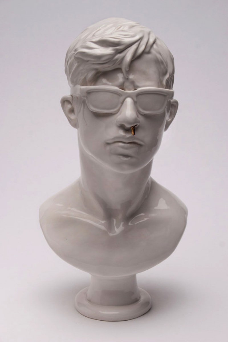 Christina West é uma artista americana baseada em Atlanta cujo trabalho de esculturas é inspirado pelo classicismo mas isso apenas acontece na superfície. Por baixo de anatomia, esses bustos são marcados por cores fortes e pedaços partidos.