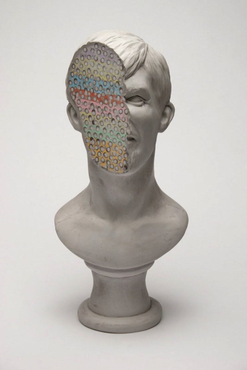 Christina West é uma artista americana baseada em Atlanta cujo trabalho de esculturas é inspirado pelo classicismo mas isso apenas acontece na superfície. Por baixo de anatomia, esses bustos são marcados por cores fortes e pedaços partidos.