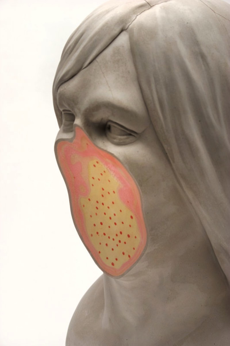 Christina West é uma artista americana baseada em Atlanta cujo trabalho de esculturas é inspirado pelo classicismo mas isso apenas acontece na superfície. Por baixo de anatomia, esses bustos são marcados por cores fortes e pedaços partidos.