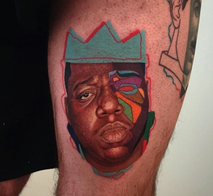 Rafael Makarov vem da Polônia mas seu trabalho de tatuagem vem com outro nome: Dzikson Wild. E, com esse pseudônimo, um novo estilo de tatuagem acabou surgindo. O antigo estilo foto realista que Makarov seguia foi substituído por uma mistura bem maluca de desenhos animados, aquarelas, ilustração e alguma coisa de realismo.