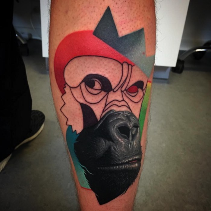 Rafael Makarov vem da Polônia mas seu trabalho de tatuagem vem com outro nome: Dzikson Wild. E, com esse pseudônimo, um novo estilo de tatuagem acabou surgindo. O antigo estilo foto realista que Makarov seguia foi substituído por uma mistura bem maluca de desenhos animados, aquarelas, ilustração e alguma coisa de realismo.