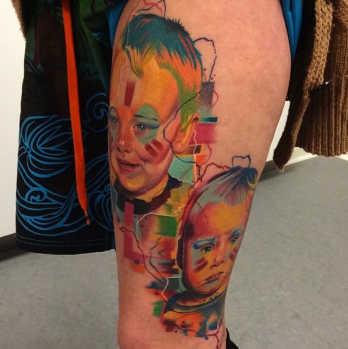 Rafael Makarov vem da Polônia mas seu trabalho de tatuagem vem com outro nome: Dzikson Wild. E, com esse pseudônimo, um novo estilo de tatuagem acabou surgindo. O antigo estilo foto realista que Makarov seguia foi substituído por uma mistura bem maluca de desenhos animados, aquarelas, ilustração e alguma coisa de realismo.