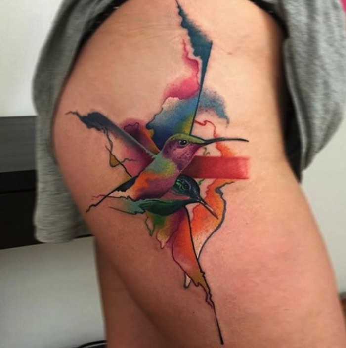 Rafael Makarov vem da Polônia mas seu trabalho de tatuagem vem com outro nome: Dzikson Wild. E, com esse pseudônimo, um novo estilo de tatuagem acabou surgindo. O antigo estilo foto realista que Makarov seguia foi substituído por uma mistura bem maluca de desenhos animados, aquarelas, ilustração e alguma coisa de realismo.