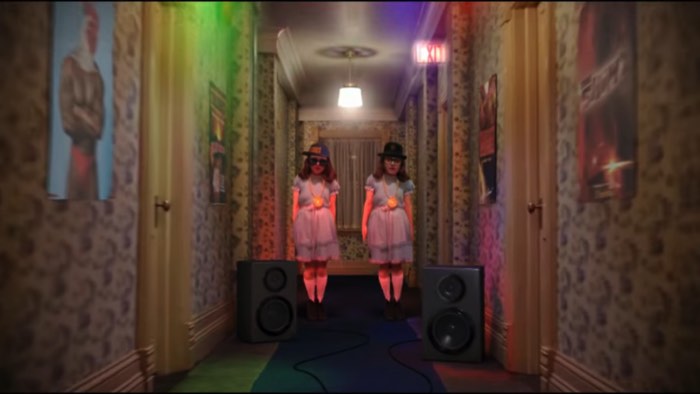 The Chickening é um curta metragem surreal que passou no Sundance de 2016 e deve ter deixado muita gente de boa aberta. O filme é o trabalho coletivo de Nick DenBoer e Davy Force que separaram, recortaram, reanimaram e distorceram completamente uma das obras primas do falecido diretor Stanley Kubrick. The Chickening é um remix bizarro de The Shining, o Iluminado em português, e esse filme nunca mais será o mesmo.
