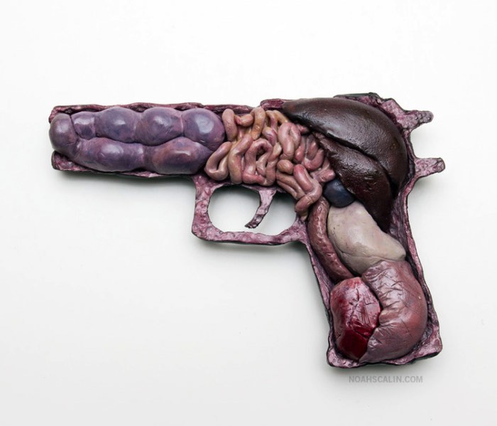 Anatomia de Guerra é uma série de obras criadas por Noah Scalin com a intenção de questionar a cultura de violência em que vivemos hoje. A série Anatomy of War é composta de esculturas de armas dissecadas de forma clinicamente anatômica e que revelam o interior desses objetos de forma bem humana. E, claro, sem um cérebro. É dessa forma que Noah Scalin critica o que vemos hoje como algo quase normal.