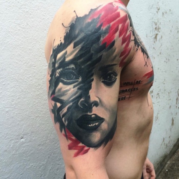 A primeira coisa que me chamou a atenção nas tatuagens de Emil Giczewski é como ele lida com aquarelas em suas tatuagens. Muitos tatuadores da atualidade resolveram seguir o estilo do momento e resolveram adotar aquarelas no meio de seus desenhos como se elas fossem apenas manchas coloridas preenchendo o estilo da semana. Já Emil usa desse estilo visual de uma forma um pouco diferente. Suas tatuagens utilizam de elementos de aquarela e ilustração para montar um desenho de uma forma diferente. De um jeito mais coeso e que faz sentido e eu gostei muito disso. 
