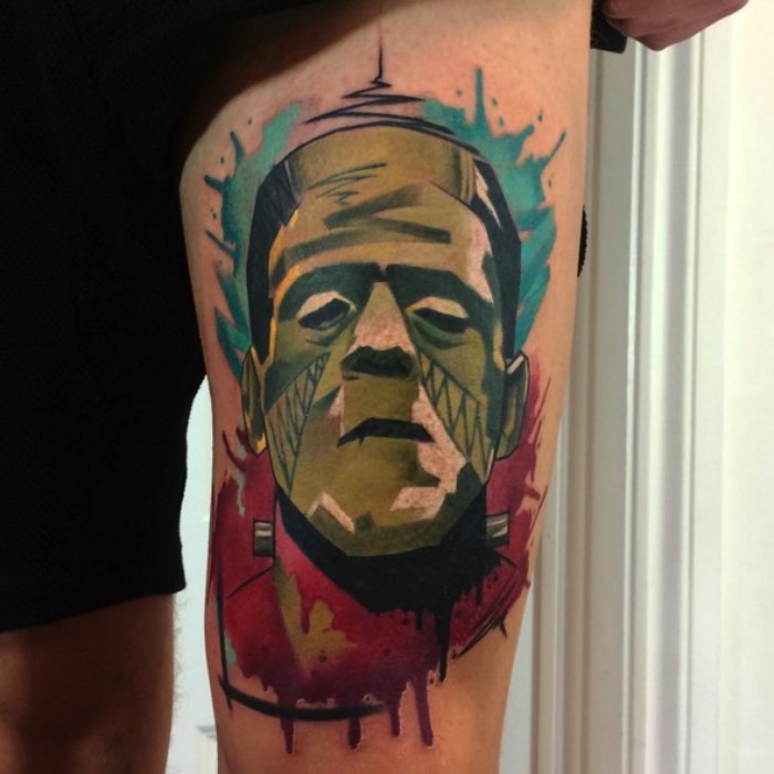 A primeira coisa que me chamou a atenção nas tatuagens de Emil Giczewski é como ele lida com aquarelas em suas tatuagens. Muitos tatuadores da atualidade resolveram seguir o estilo do momento e resolveram adotar aquarelas no meio de seus desenhos como se elas fossem apenas manchas coloridas preenchendo o estilo da semana. Já Emil usa desse estilo visual de uma forma um pouco diferente. Suas tatuagens utilizam de elementos de aquarela e ilustração para montar um desenho de uma forma diferente. De um jeito mais coeso e que faz sentido e eu gostei muito disso. 