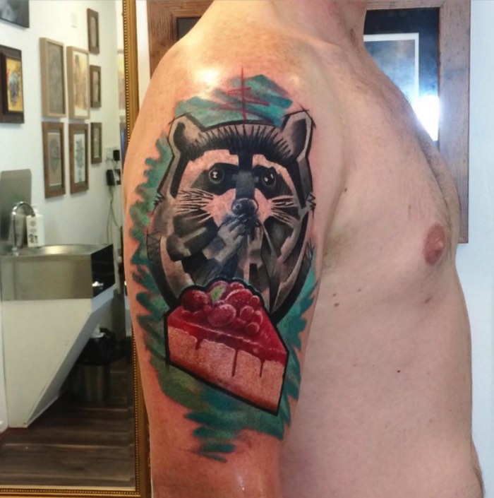 A primeira coisa que me chamou a atenção nas tatuagens de Emil Giczewski é como ele lida com aquarelas em suas tatuagens. Muitos tatuadores da atualidade resolveram seguir o estilo do momento e resolveram adotar aquarelas no meio de seus desenhos como se elas fossem apenas manchas coloridas preenchendo o estilo da semana. Já Emil usa desse estilo visual de uma forma um pouco diferente. Suas tatuagens utilizam de elementos de aquarela e ilustração para montar um desenho de uma forma diferente. De um jeito mais coeso e que faz sentido e eu gostei muito disso. 