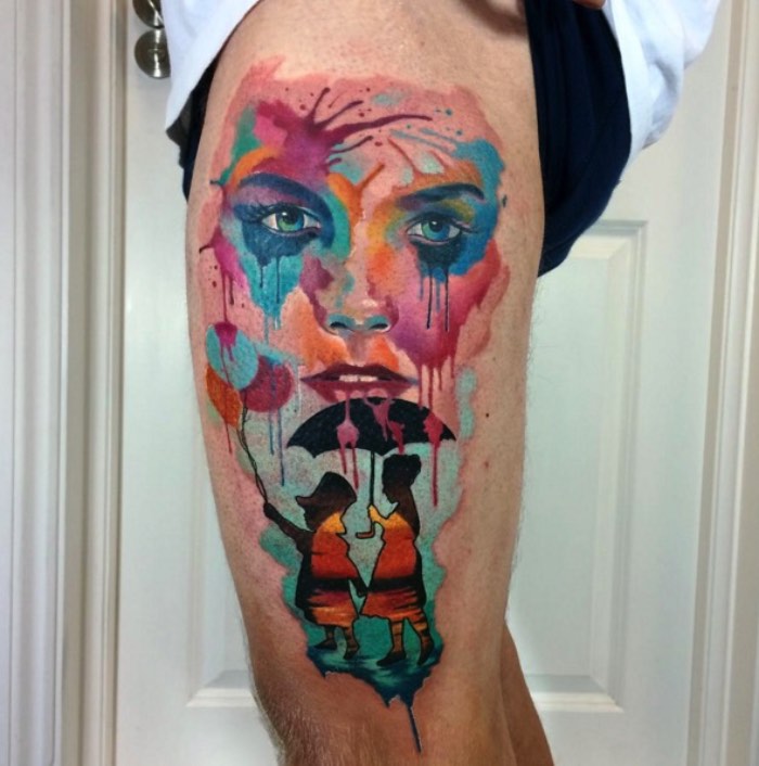 A primeira coisa que me chamou a atenção nas tatuagens de Emil Giczewski é como ele lida com aquarelas em suas tatuagens. Muitos tatuadores da atualidade resolveram seguir o estilo do momento e resolveram adotar aquarelas no meio de seus desenhos como se elas fossem apenas manchas coloridas preenchendo o estilo da semana. Já Emil usa desse estilo visual de uma forma um pouco diferente. Suas tatuagens utilizam de elementos de aquarela e ilustração para montar um desenho de uma forma diferente. De um jeito mais coeso e que faz sentido e eu gostei muito disso. 