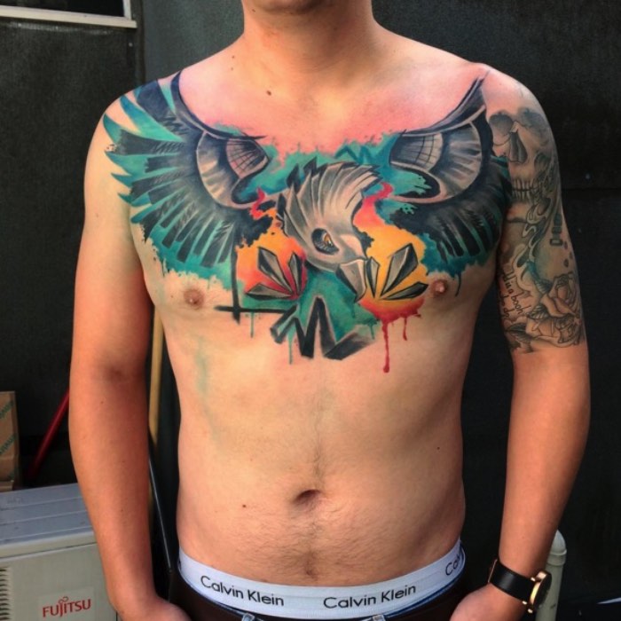 A primeira coisa que me chamou a atenção nas tatuagens de Emil Giczewski é como ele lida com aquarelas em suas tatuagens. Muitos tatuadores da atualidade resolveram seguir o estilo do momento e resolveram adotar aquarelas no meio de seus desenhos como se elas fossem apenas manchas coloridas preenchendo o estilo da semana. Já Emil usa desse estilo visual de uma forma um pouco diferente. Suas tatuagens utilizam de elementos de aquarela e ilustração para montar um desenho de uma forma diferente. De um jeito mais coeso e que faz sentido e eu gostei muito disso. 