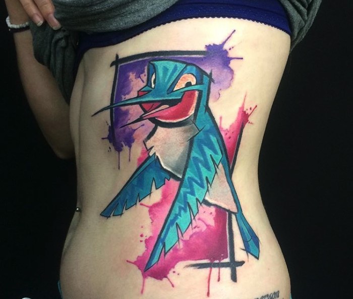 A primeira coisa que me chamou a atenção nas tatuagens de Emil Giczewski é como ele lida com aquarelas em suas tatuagens. Muitos tatuadores da atualidade resolveram seguir o estilo do momento e resolveram adotar aquarelas no meio de seus desenhos como se elas fossem apenas manchas coloridas preenchendo o estilo da semana. Já Emil usa desse estilo visual de uma forma um pouco diferente. Suas tatuagens utilizam de elementos de aquarela e ilustração para montar um desenho de uma forma diferente. De um jeito mais coeso e que faz sentido e eu gostei muito disso. 