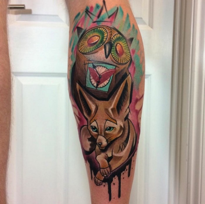 A primeira coisa que me chamou a atenção nas tatuagens de Emil Giczewski é como ele lida com aquarelas em suas tatuagens. Muitos tatuadores da atualidade resolveram seguir o estilo do momento e resolveram adotar aquarelas no meio de seus desenhos como se elas fossem apenas manchas coloridas preenchendo o estilo da semana. Já Emil usa desse estilo visual de uma forma um pouco diferente. Suas tatuagens utilizam de elementos de aquarela e ilustração para montar um desenho de uma forma diferente. De um jeito mais coeso e que faz sentido e eu gostei muito disso. 
