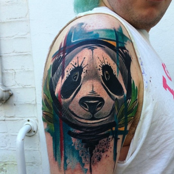 A primeira coisa que me chamou a atenção nas tatuagens de Emil Giczewski é como ele lida com aquarelas em suas tatuagens. Muitos tatuadores da atualidade resolveram seguir o estilo do momento e resolveram adotar aquarelas no meio de seus desenhos como se elas fossem apenas manchas coloridas preenchendo o estilo da semana. Já Emil usa desse estilo visual de uma forma um pouco diferente. Suas tatuagens utilizam de elementos de aquarela e ilustração para montar um desenho de uma forma diferente. De um jeito mais coeso e que faz sentido e eu gostei muito disso. 