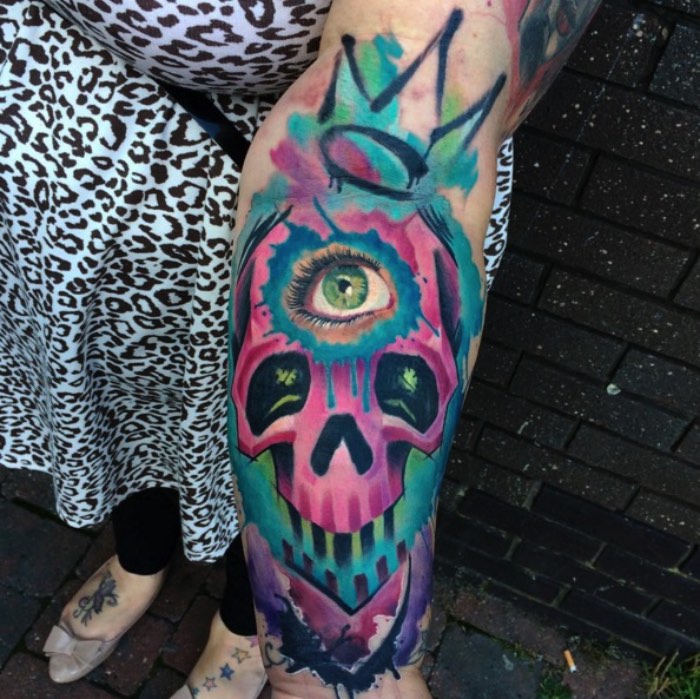 A primeira coisa que me chamou a atenção nas tatuagens de Emil Giczewski é como ele lida com aquarelas em suas tatuagens. Muitos tatuadores da atualidade resolveram seguir o estilo do momento e resolveram adotar aquarelas no meio de seus desenhos como se elas fossem apenas manchas coloridas preenchendo o estilo da semana. Já Emil usa desse estilo visual de uma forma um pouco diferente. Suas tatuagens utilizam de elementos de aquarela e ilustração para montar um desenho de uma forma diferente. De um jeito mais coeso e que faz sentido e eu gostei muito disso. 