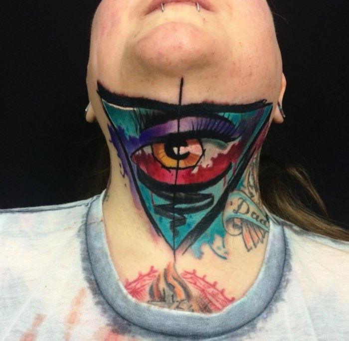 A primeira coisa que me chamou a atenção nas tatuagens de Emil Giczewski é como ele lida com aquarelas em suas tatuagens. Muitos tatuadores da atualidade resolveram seguir o estilo do momento e resolveram adotar aquarelas no meio de seus desenhos como se elas fossem apenas manchas coloridas preenchendo o estilo da semana. Já Emil usa desse estilo visual de uma forma um pouco diferente. Suas tatuagens utilizam de elementos de aquarela e ilustração para montar um desenho de uma forma diferente. De um jeito mais coeso e que faz sentido e eu gostei muito disso. 