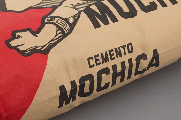 Me deparei com o trabalho do pessoal da Studio A - Interbrand no The Dieline. Lá eu aprendi que a Cementos Pacasmayo, a marca mais vendida de cimento do Peru, queria criar uma relação mais forte com seus clientes através de um novo visual para sua linha de produtos de baixo custo. Foi com esse desafio em mente que surgiu o Cimento Mochica.