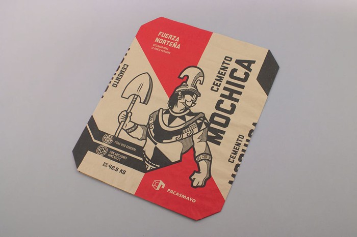 Me deparei com o trabalho do pessoal da Studio A - Interbrand no The Dieline. Lá eu aprendi que a Cementos Pacasmayo, a marca mais vendida de cimento do Peru, queria criar uma relação mais forte com seus clientes através de um novo visual para sua linha de produtos de baixo custo. Foi com esse desafio em mente que surgiu o Cimento Mochica.
