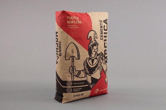 Me deparei com o trabalho do pessoal da Studio A - Interbrand no The Dieline. Lá eu aprendi que a Cementos Pacasmayo, a marca mais vendida de cimento do Peru, queria criar uma relação mais forte com seus clientes através de um novo visual para sua linha de produtos de baixo custo. Foi com esse desafio em mente que surgiu o Cimento Mochica.