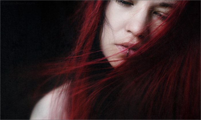 Daria Endresen é uma fotógrafa norueguesa com uma estética única e bem pesada. Em suas fotografias, as pessoas não parecem pessoas e me lembram mais seres extraterrestres do que qualquer outra coisa. 