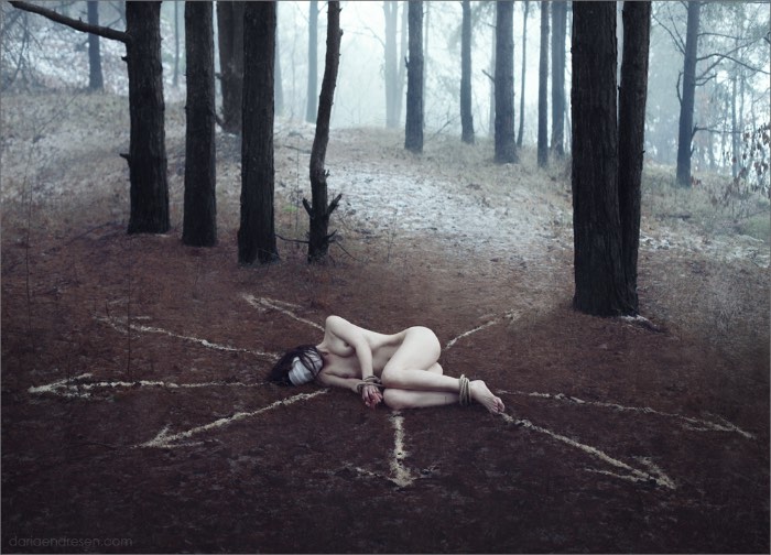 Daria Endresen é uma fotógrafa norueguesa com uma estética única e bem pesada. Em suas fotografias, as pessoas não parecem pessoas e me lembram mais seres extraterrestres do que qualquer outra coisa. 