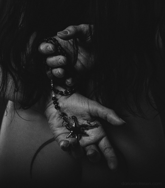 Daria Endresen é uma fotógrafa norueguesa com uma estética única e bem pesada. Em suas fotografias, as pessoas não parecem pessoas e me lembram mais seres extraterrestres do que qualquer outra coisa. 