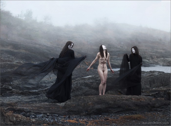 Daria Endresen é uma fotógrafa norueguesa com uma estética única e bem pesada. Em suas fotografias, as pessoas não parecem pessoas e me lembram mais seres extraterrestres do que qualquer outra coisa. 