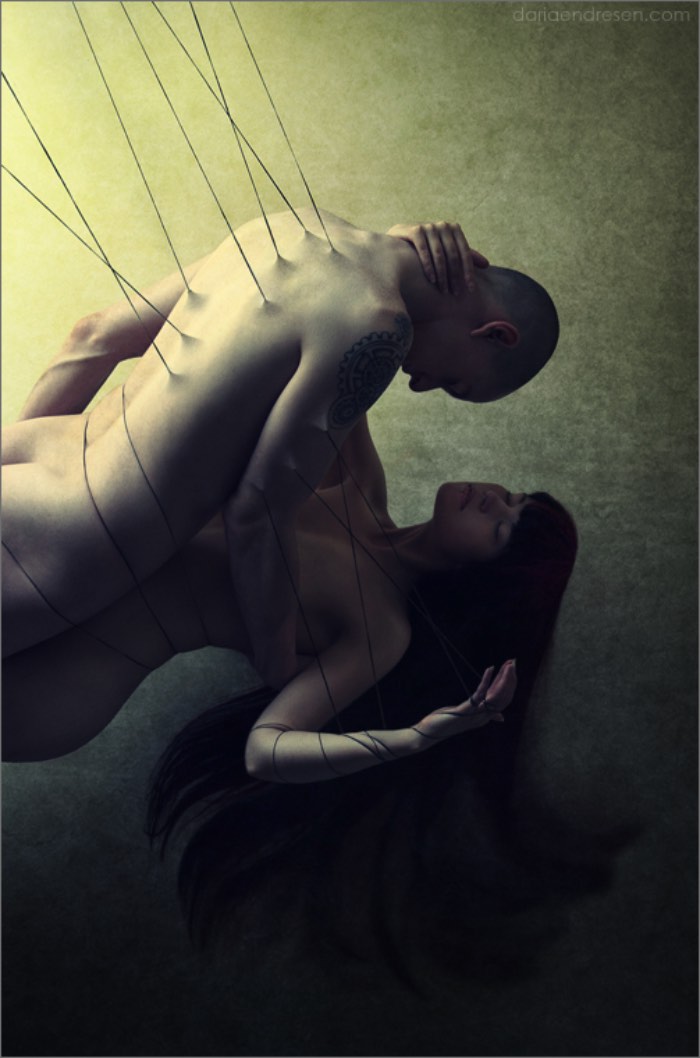 Daria Endresen é uma fotógrafa norueguesa com uma estética única e bem pesada. Em suas fotografias, as pessoas não parecem pessoas e me lembram mais seres extraterrestres do que qualquer outra coisa. 