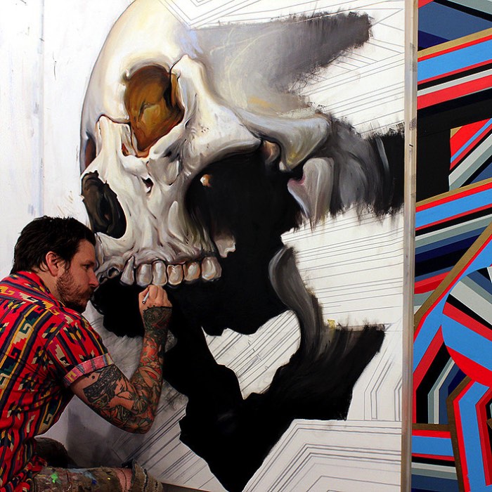 Já ando acompanhando o trabalho do Erik Jones tem alguns anos. Seja pelo instagram, facebook ou mesmo no seu portfolio online e sempre gosto de fazer uma visita a sua presença online para descobrir o que ele anda fazendo. Afinal, sua mistura de formas geométricas, caveiras e retratos femininos é inspirador e extremamente interessante.