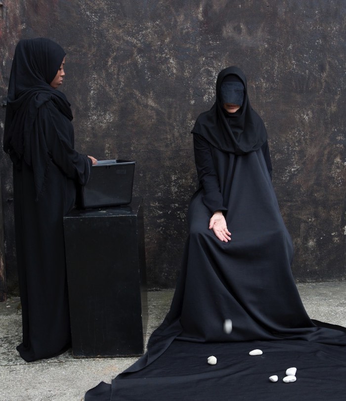 Por mais que as fotografias de Maïmouna Guerresi sejam, na sua maioria, de amigos e família, seus retratos não tem nada de familiar. As fantasias e roupas que ela cria e fotografa são etéreas e elaboradas mesmo sendo minimalistas em cores e estilos.