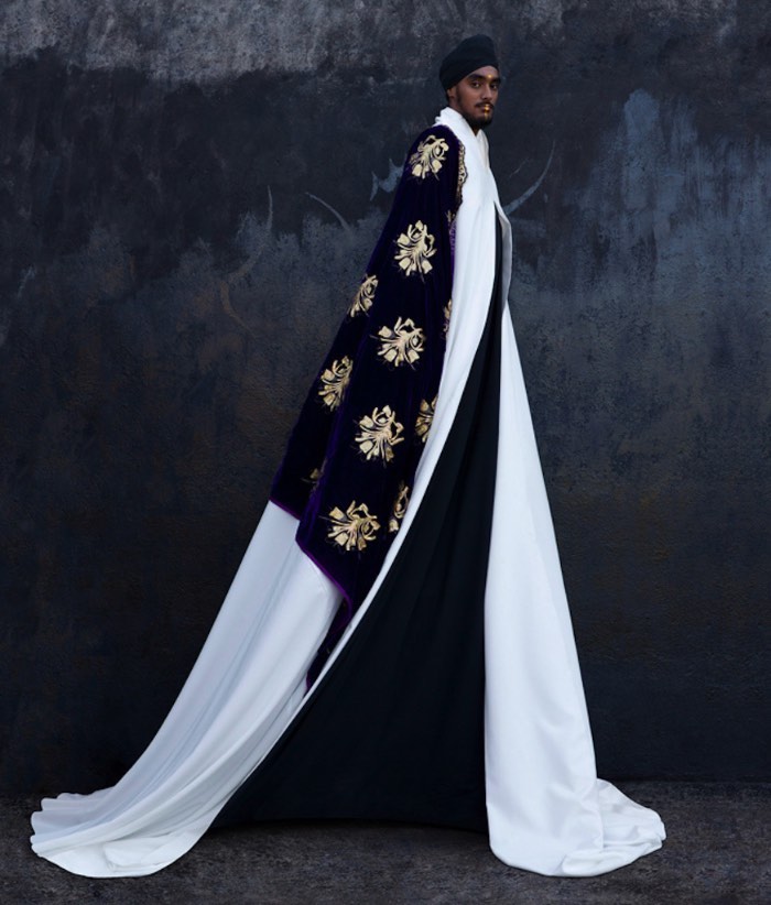 Por mais que as fotografias de Maïmouna Guerresi sejam, na sua maioria, de amigos e família, seus retratos não tem nada de familiar. As fantasias e roupas que ela cria e fotografa são etéreas e elaboradas mesmo sendo minimalistas em cores e estilos.