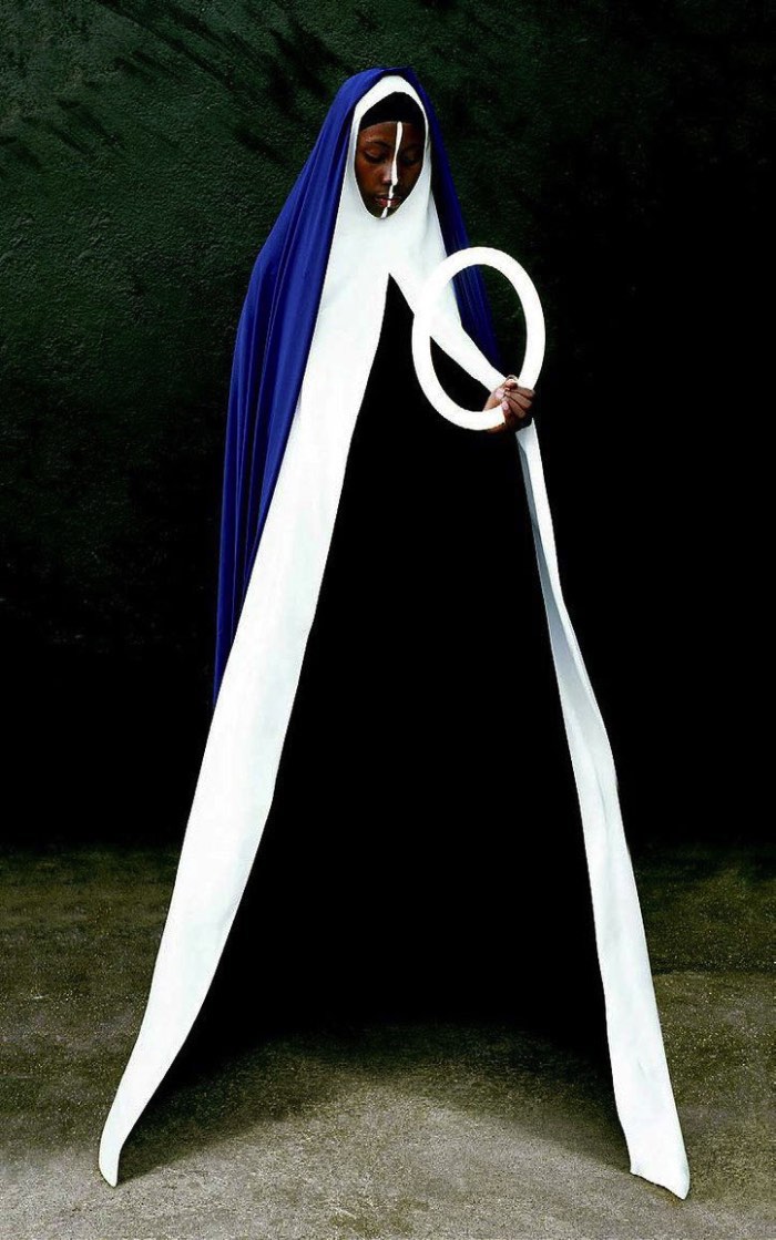 Por mais que as fotografias de Maïmouna Guerresi sejam, na sua maioria, de amigos e família, seus retratos não tem nada de familiar. As fantasias e roupas que ela cria e fotografa são etéreas e elaboradas mesmo sendo minimalistas em cores e estilos.