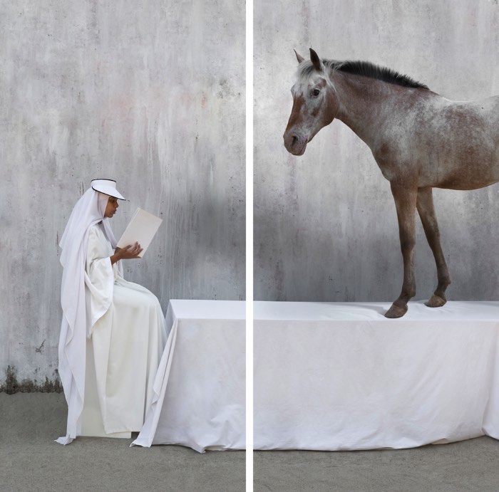 Por mais que as fotografias de Maïmouna Guerresi sejam, na sua maioria, de amigos e família, seus retratos não tem nada de familiar. As fantasias e roupas que ela cria e fotografa são etéreas e elaboradas mesmo sendo minimalistas em cores e estilos.