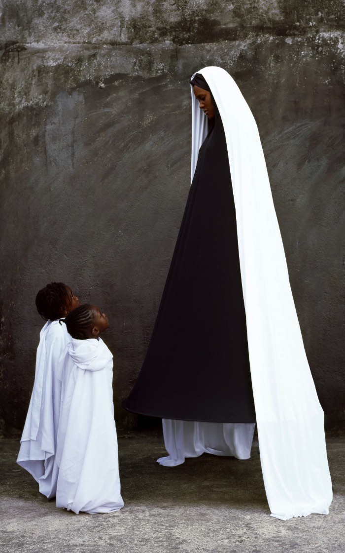 Por mais que as fotografias de Maïmouna Guerresi sejam, na sua maioria, de amigos e família, seus retratos não tem nada de familiar. As fantasias e roupas que ela cria e fotografa são etéreas e elaboradas mesmo sendo minimalistas em cores e estilos.