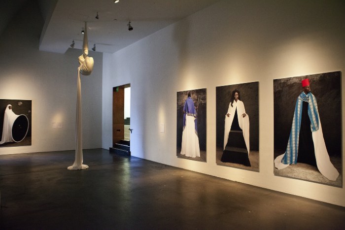 Por mais que as fotografias de Maïmouna Guerresi sejam, na sua maioria, de amigos e família, seus retratos não tem nada de familiar. As fantasias e roupas que ela cria e fotografa são etéreas e elaboradas mesmo sendo minimalistas em cores e estilos.