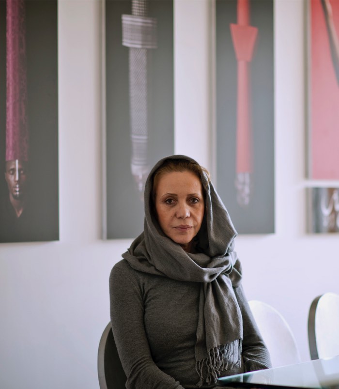 Por mais que as fotografias de Maïmouna Guerresi sejam, na sua maioria, de amigos e família, seus retratos não tem nada de familiar. As fantasias e roupas que ela cria e fotografa são etéreas e elaboradas mesmo sendo minimalistas em cores e estilos.