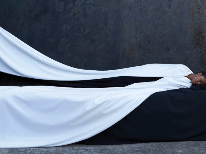 Por mais que as fotografias de Maïmouna Guerresi sejam, na sua maioria, de amigos e família, seus retratos não tem nada de familiar. As fantasias e roupas que ela cria e fotografa são etéreas e elaboradas mesmo sendo minimalistas em cores e estilos.