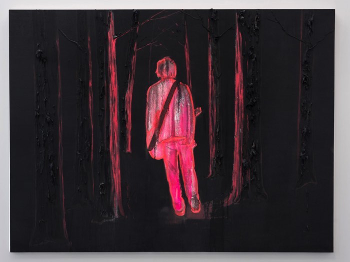 Kim Dorland supera as fronteiras da pintura através de uma exploração de memória, material, identidade, lugar e nostalgia. Sua referência visual é a paisagem canadense e seu apetite por história e por uma nova linguagem. Ele se recusa a ficar preso a apenas uma forma de produzir sua arte e você pode ver isso muito bem na natureza de suas pinturas. Algumas vezes, os quadros são cobertos por tinta acrílica, outras vezes é tinta de spray. E suas experimentações não ficam só por ali.