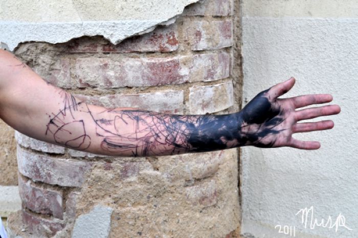 Lukas Musil é um artista, também conhecido como MUSA, que trabalha com várias coisas diferentes mas esse artigo aqui vai ser sobre seu trabalho de tatuagens. Já que elas são tão diferentes que fica difícil não falar sobre elas depois de passar os olhos no seu portfólio.