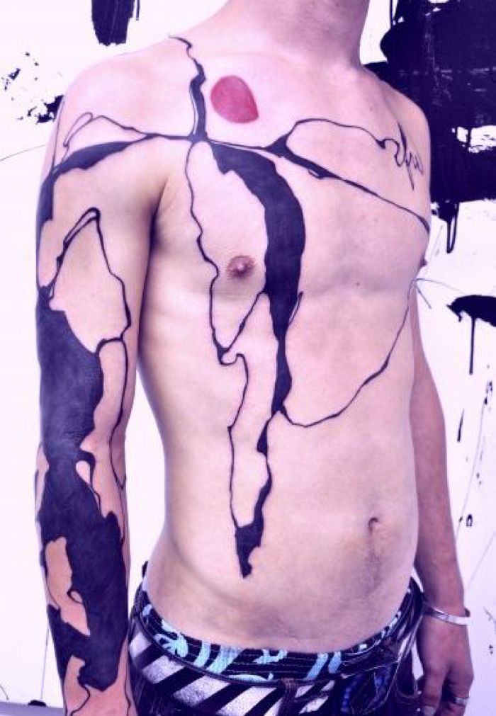 Lukas Musil é um artista, também conhecido como MUSA, que trabalha com várias coisas diferentes mas esse artigo aqui vai ser sobre seu trabalho de tatuagens. Já que elas são tão diferentes que fica difícil não falar sobre elas depois de passar os olhos no seu portfólio.