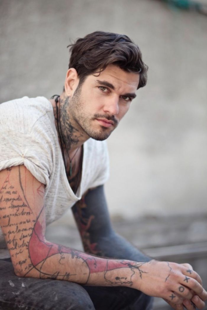 Lukas Musil é um artista, também conhecido como MUSA, que trabalha com várias coisas diferentes mas esse artigo aqui vai ser sobre seu trabalho de tatuagens. Já que elas são tão diferentes que fica difícil não falar sobre elas depois de passar os olhos no seu portfólio.