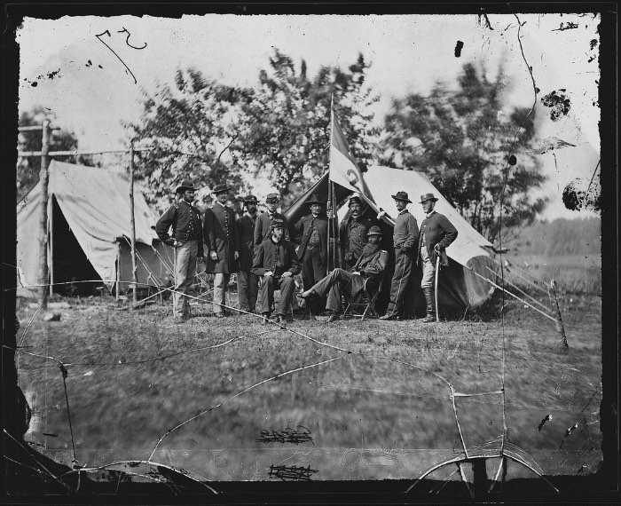Mathew Brady é considerado o pai do fotojornalismo e é conhecido por ter documentando a Guerra Civil Americana. Suas fotografias e aquelas que ele encomendou, tiveram um enorme impacto na sociedade da época e, continuam com isso até os dias de hoje. O fotógrafo e sua equipe visitaram inúmeros campos de batalha, registrando a vida nos acampamentos militares e registrando as pessoas mais conhecidas da época como Abraham Lincoln e Walt Whitman.