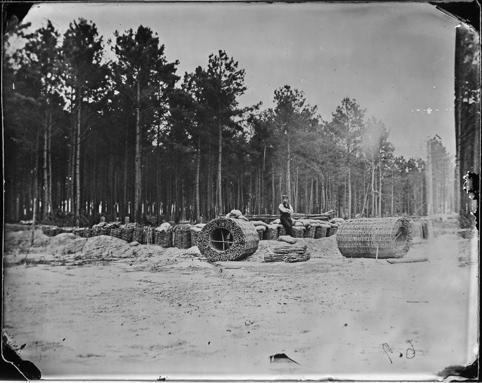 Mathew Brady é considerado o pai do fotojornalismo e é conhecido por ter documentando a Guerra Civil Americana. Suas fotografias e aquelas que ele encomendou, tiveram um enorme impacto na sociedade da época e, continuam com isso até os dias de hoje. O fotógrafo e sua equipe visitaram inúmeros campos de batalha, registrando a vida nos acampamentos militares e registrando as pessoas mais conhecidas da época como Abraham Lincoln e Walt Whitman.