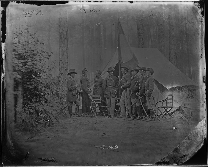 Mathew Brady é considerado o pai do fotojornalismo e é conhecido por ter documentando a Guerra Civil Americana. Suas fotografias e aquelas que ele encomendou, tiveram um enorme impacto na sociedade da época e, continuam com isso até os dias de hoje. O fotógrafo e sua equipe visitaram inúmeros campos de batalha, registrando a vida nos acampamentos militares e registrando as pessoas mais conhecidas da época como Abraham Lincoln e Walt Whitman.
