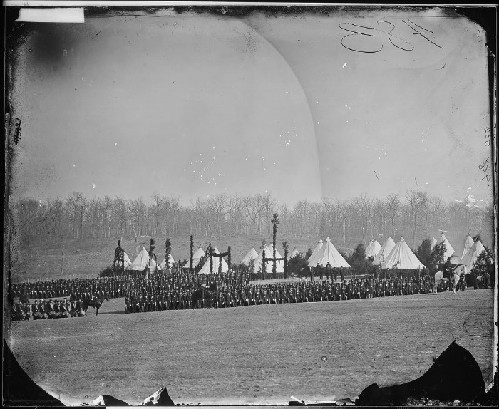 Mathew Brady é considerado o pai do fotojornalismo e é conhecido por ter documentando a Guerra Civil Americana. Suas fotografias e aquelas que ele encomendou, tiveram um enorme impacto na sociedade da época e, continuam com isso até os dias de hoje. O fotógrafo e sua equipe visitaram inúmeros campos de batalha, registrando a vida nos acampamentos militares e registrando as pessoas mais conhecidas da época como Abraham Lincoln e Walt Whitman.