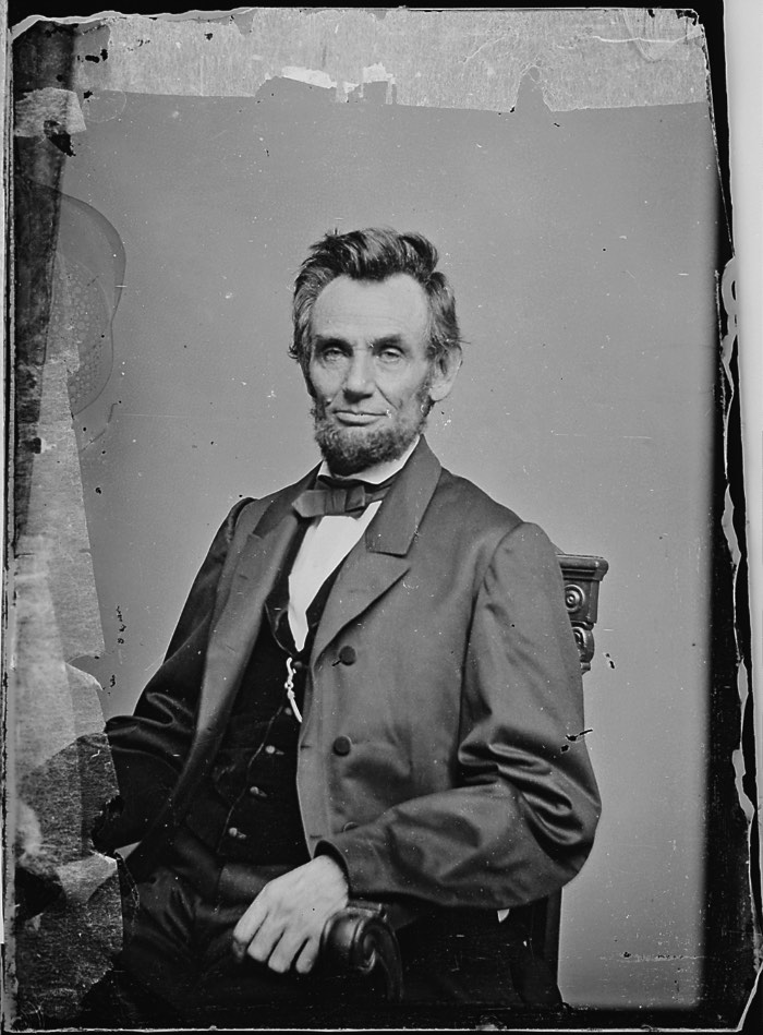 Mathew Brady é considerado o pai do fotojornalismo e é conhecido por ter documentando a Guerra Civil Americana. Suas fotografias e aquelas que ele encomendou, tiveram um enorme impacto na sociedade da época e, continuam com isso até os dias de hoje. O fotógrafo e sua equipe visitaram inúmeros campos de batalha, registrando a vida nos acampamentos militares e registrando as pessoas mais conhecidas da época como Abraham Lincoln e Walt Whitman.
